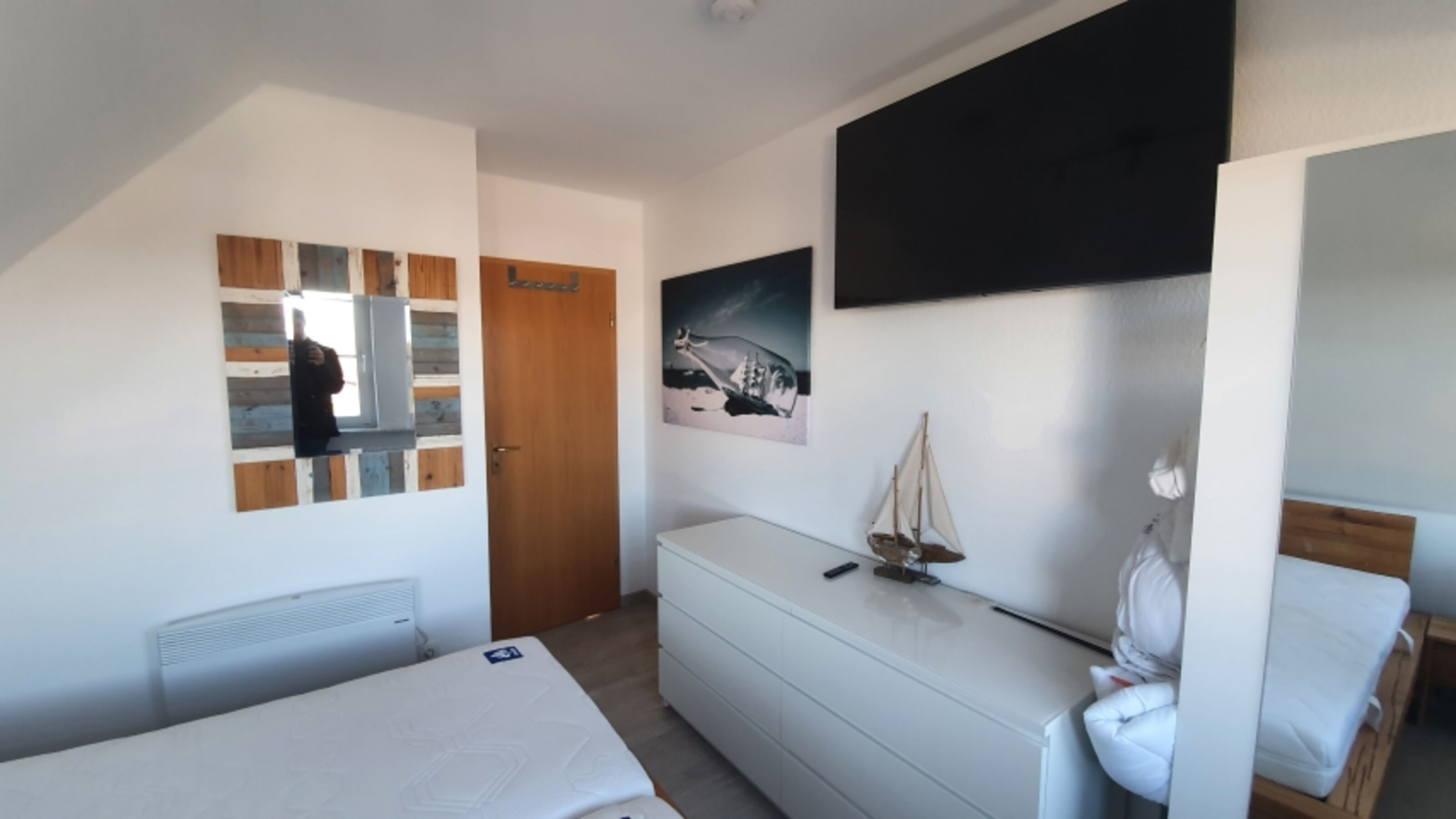 Schlafzimmer 1