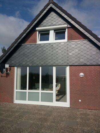 Blick auf das Haus von der Terasse