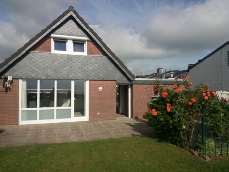 Blick auf das Haus von der Terasse