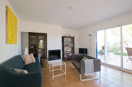 Wohn- und Esszimmer mit Kamin und direktem Zugang zur Terrasse