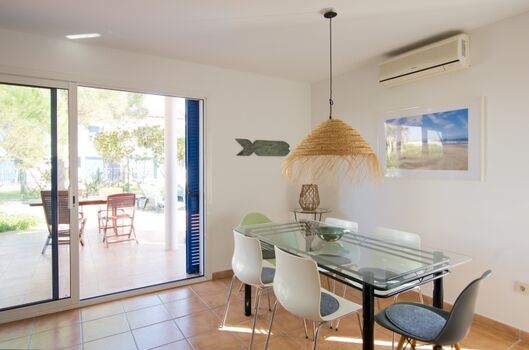 Wohn- und Esszimmer mit Kamin und direktem Zugang zur Terrasse