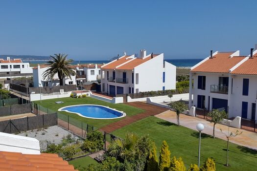 Pool, Strand und Meer von der Dachterrasse aus