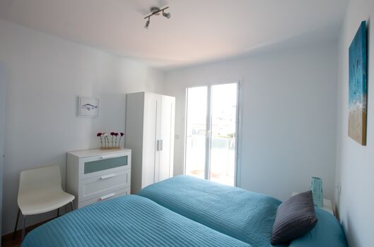 Schlafzimmer 2 mit Balkon (2 Einzelbetten)