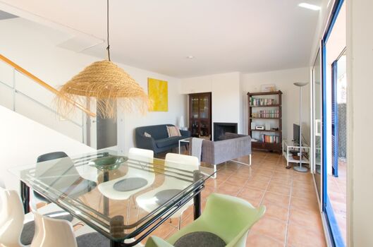 Wohn- und Esszimmer mit Kamin