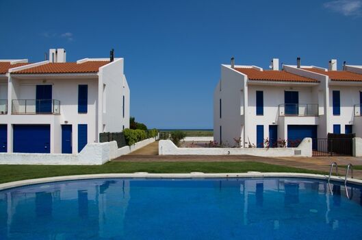 Gemeinschaftspool mit Meerblick