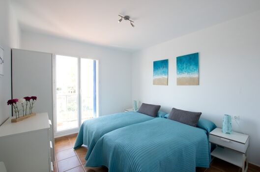 Schlafzimmer 2 mit Balkon (2 Einzelbetten)