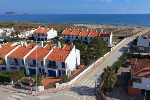Haus, Strand und Meer von oben