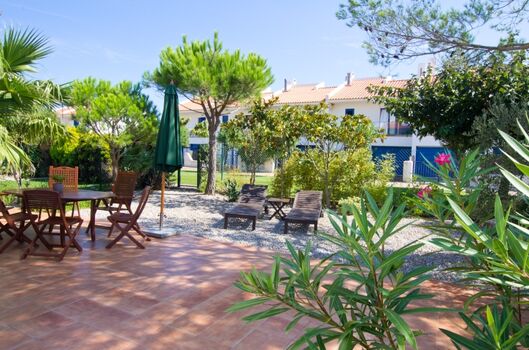 Privater Garten mit direktem Zugang zum Gemeinschaftsgarten mit Pool