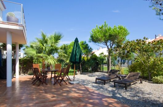 Privater Garten mit direktem Zugang zum Gemeinschaftsgarten mit Pool