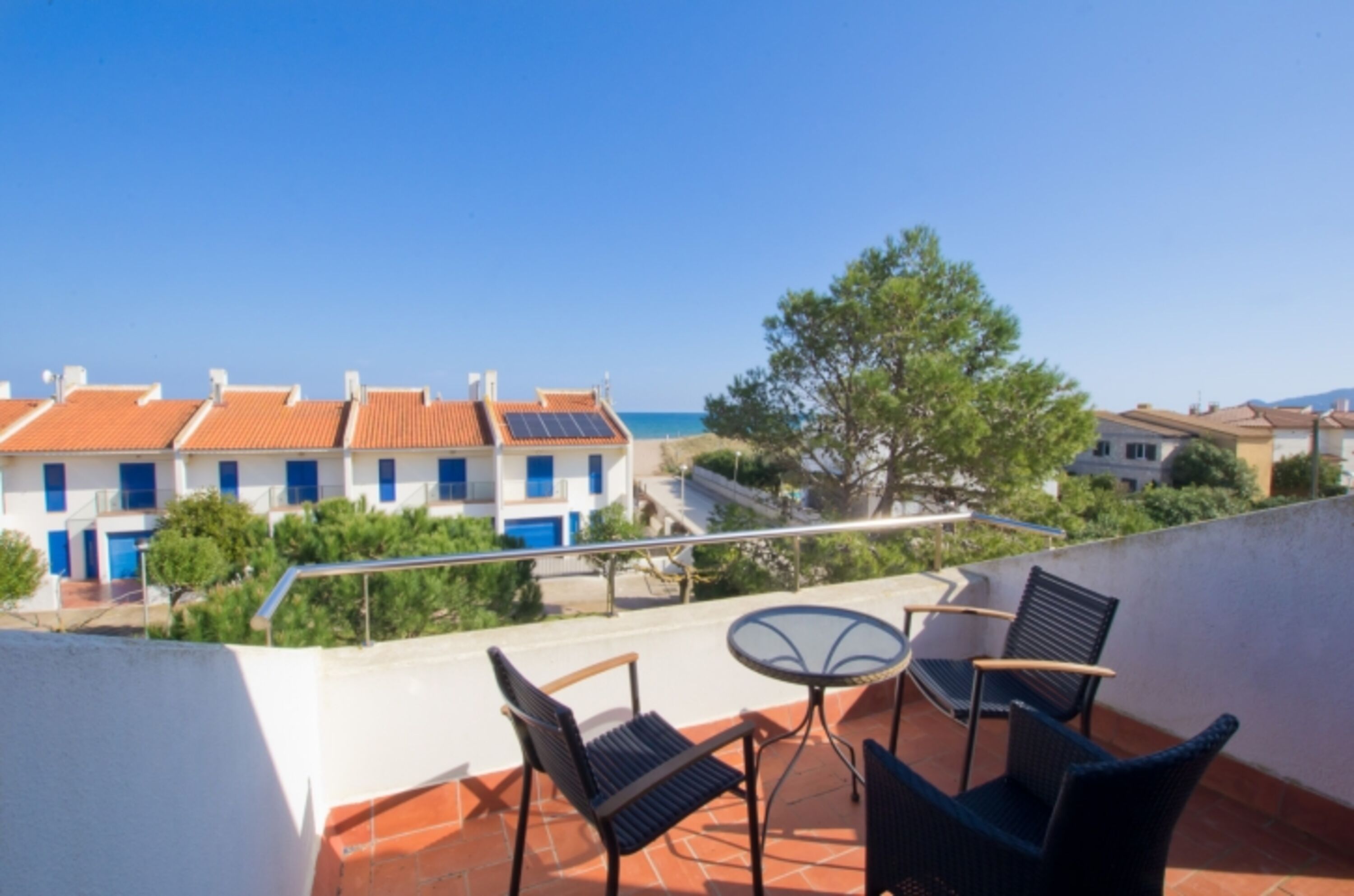 Dachterrasse mit Blick auf Meer und Berge