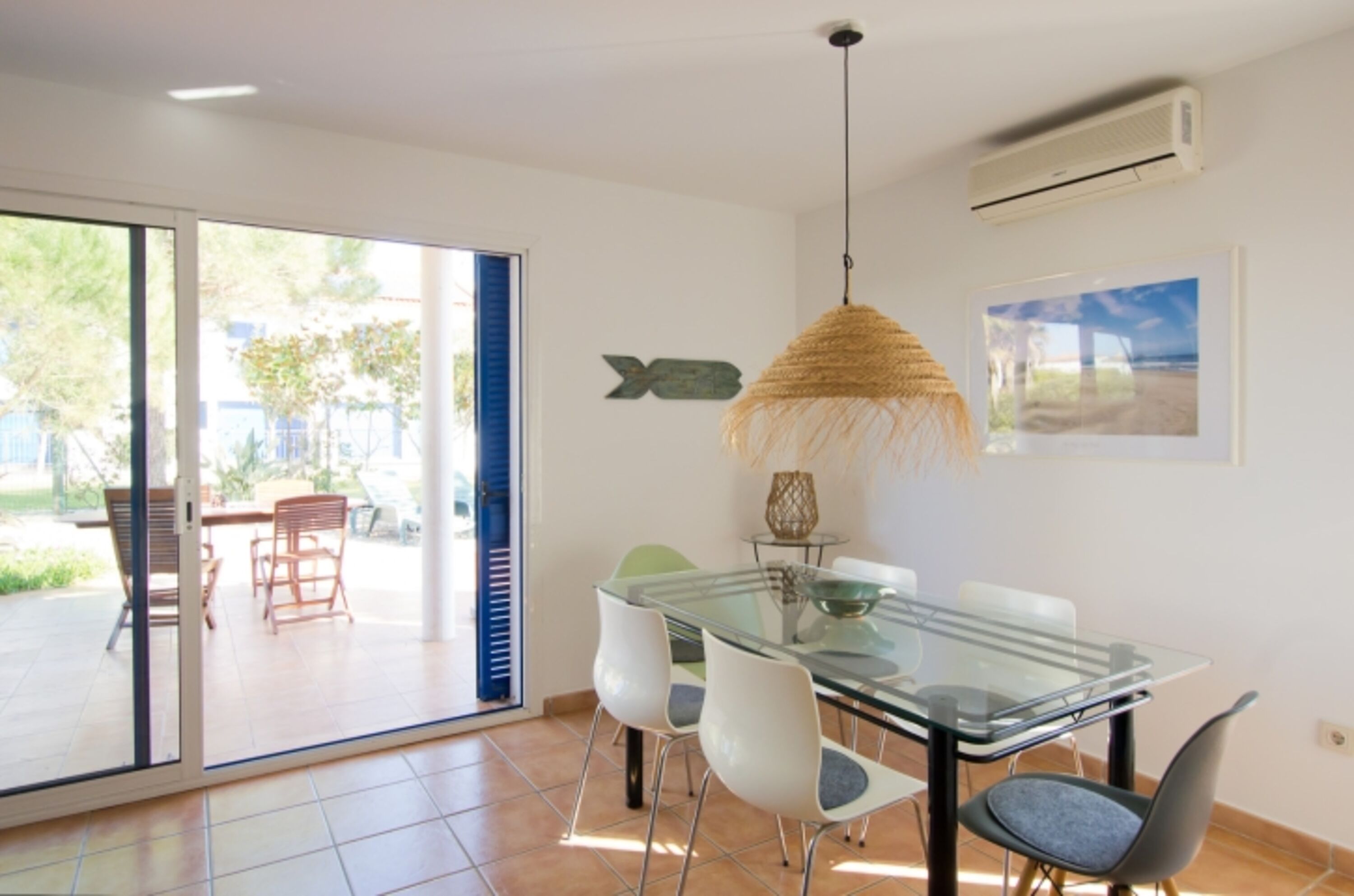 Wohn- und Esszimmer mit Kamin und direktem Zugang zur Terrasse