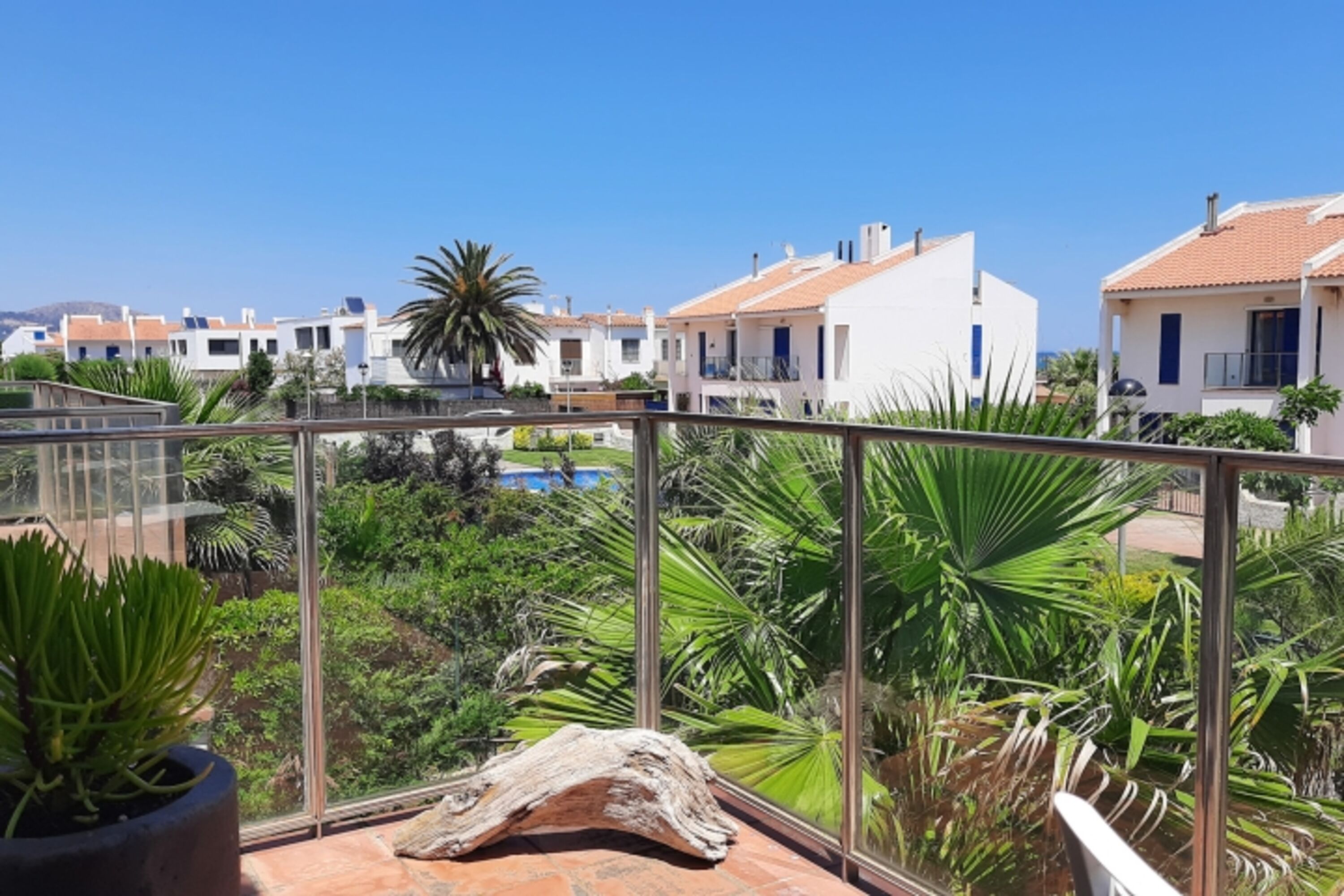 Balkon mit Blick auf Gärten und Pool