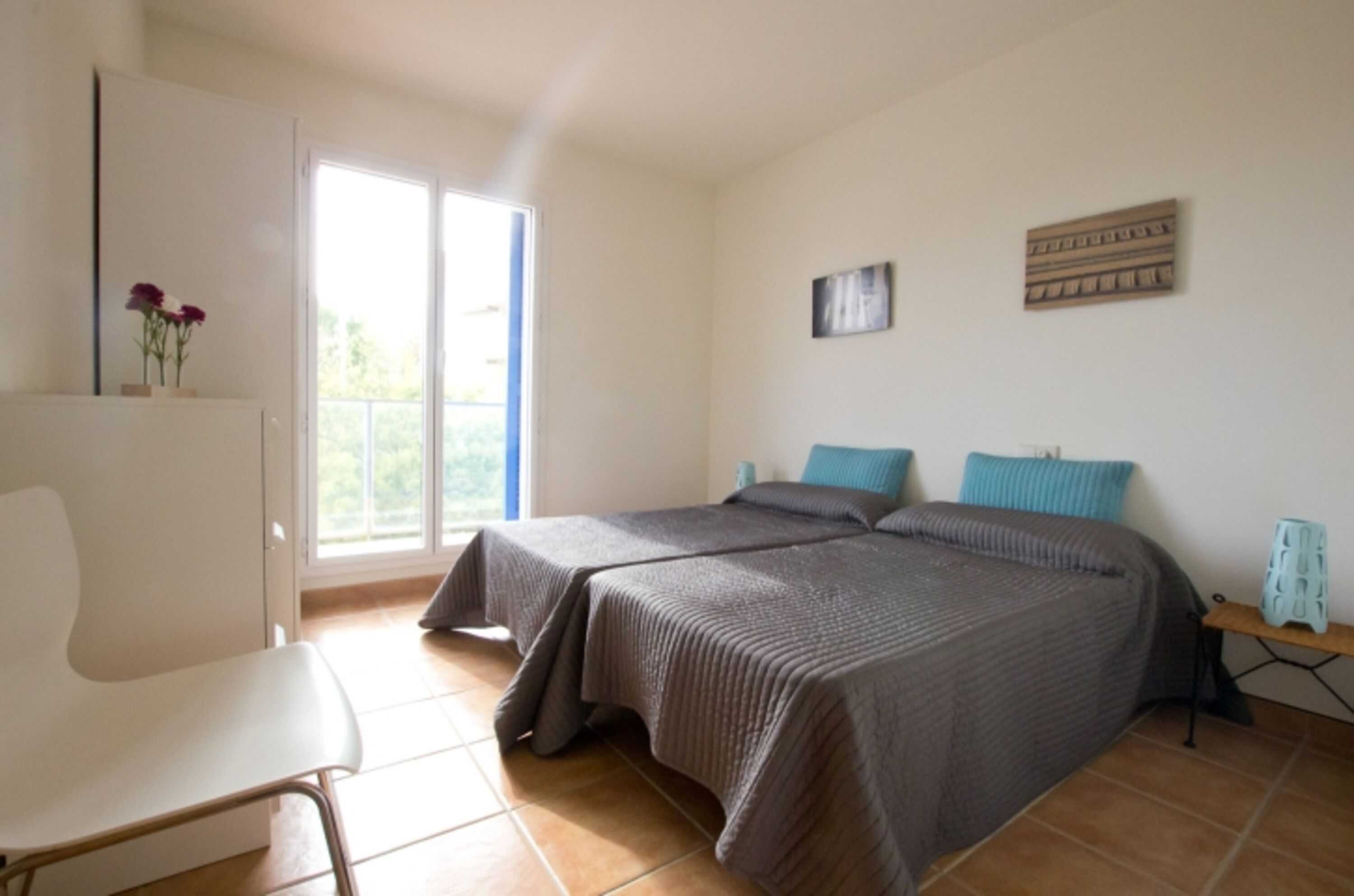 Schlafzimmer 2 mit Balkon (2 Einzelbetten)