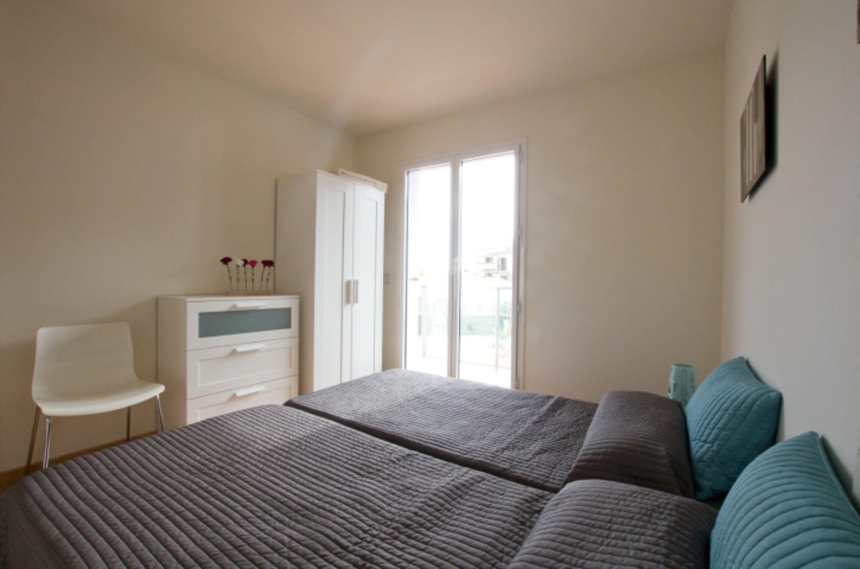 Schlafzimmer 2 mit Balkon (2 Einzelbetten)