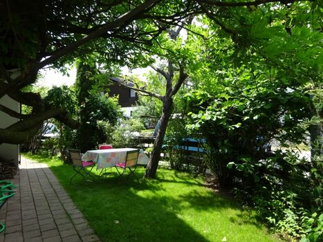 Kleiner Garten mit Sitzgelegenheit