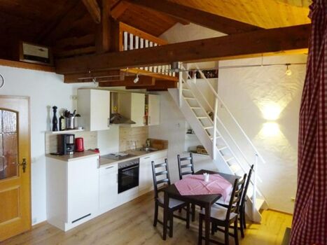 Blick vom Sofa auf die Sitzecke und Galerie