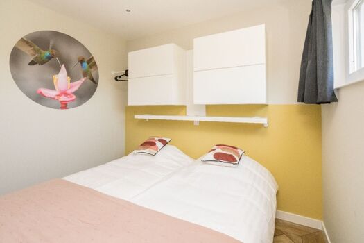 Schlafzimmer 2 mit 2 Boxspringbetten und Schrank