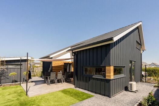 Der sonnige, eingezäunter Garten