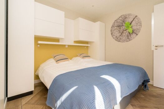 Schlafzimmer 1 mit 2 Boxspringbetten und Schrank