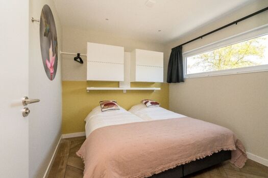 Schlafzimmer 2 mit 2 Boxspringbetten und Schrank