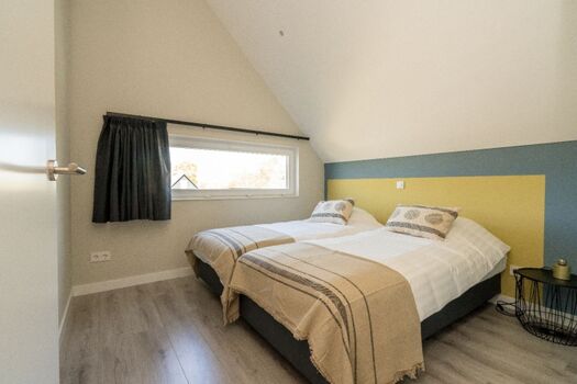 Schlafzimmer 3 mit 2 Boxspringbetten und Schrank