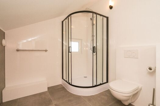 Badezimmer 3 mit Regendusche, Waschbecken und Toilette