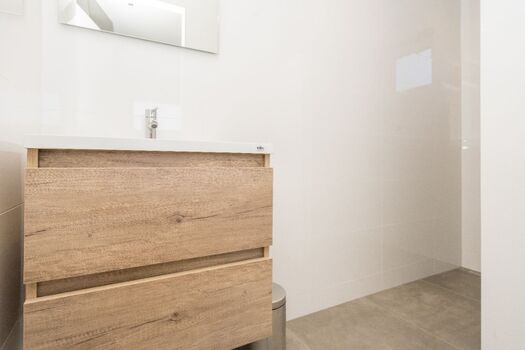 Badezimmer 2 mit Regendusche und Waschbecken