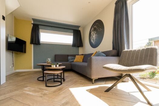 Eckcouch, 2 Sessel und SMART TV