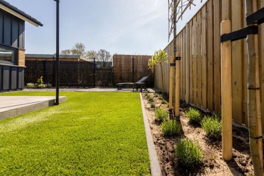 Der sonnige, eingezäunter Garten