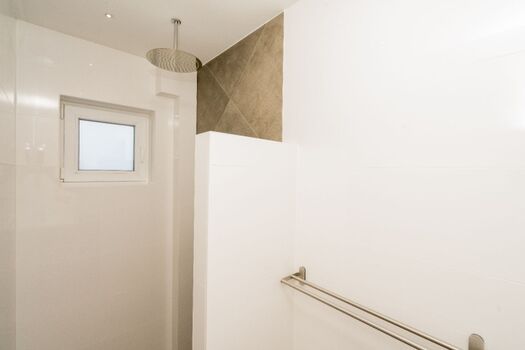 Badezimmer 2 mit Regendusche und Waschbecken