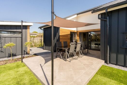 Die schöne Terrasse mit Schattentuch