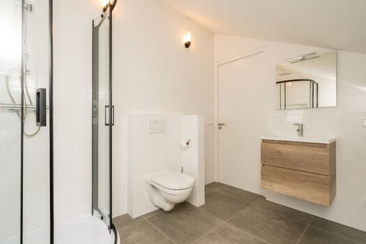 Badezimmer 3 mit Regendusche, Waschbecken und Toilette