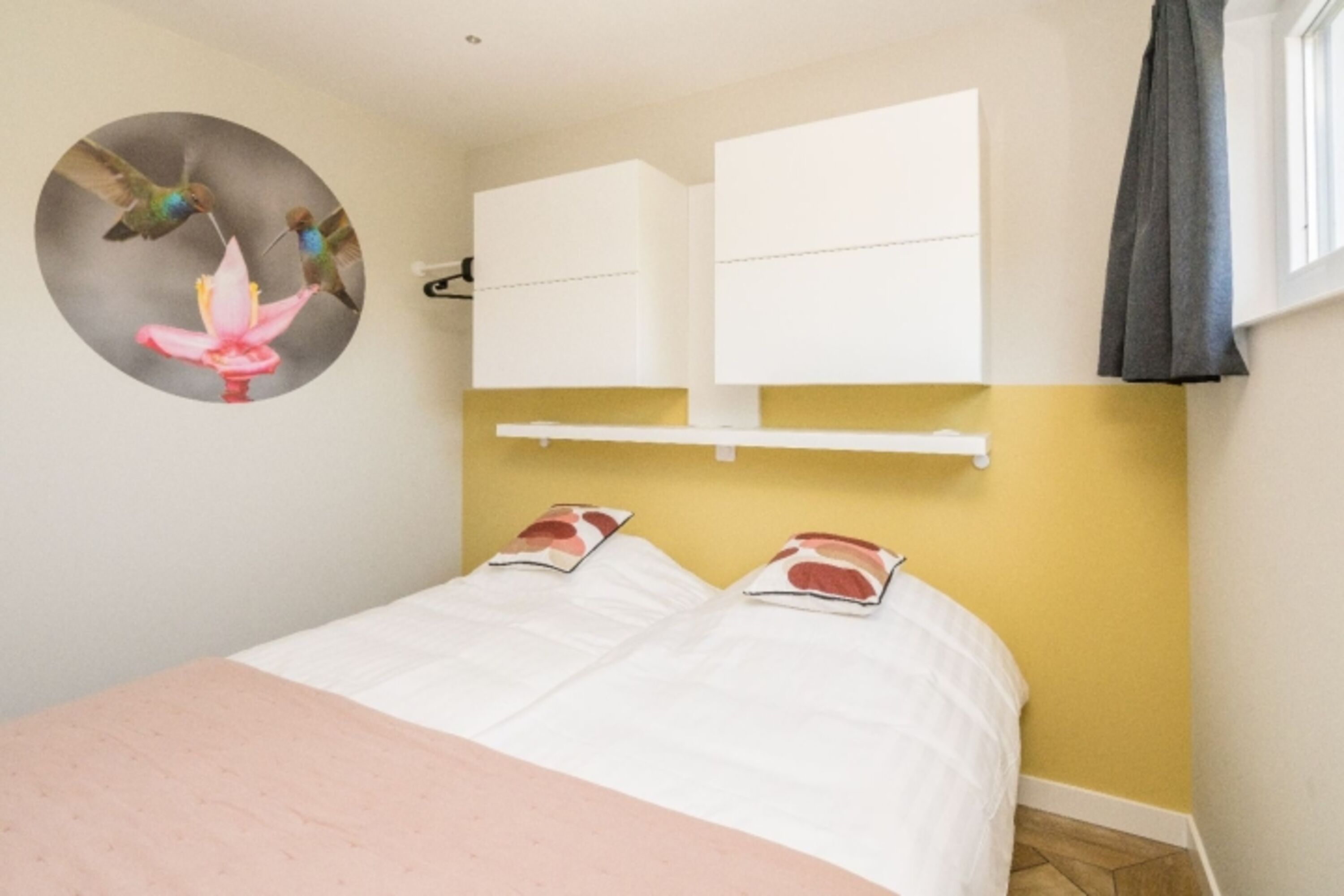 Schlafzimmer 2 mit 2 Boxspringbetten und Schrank
