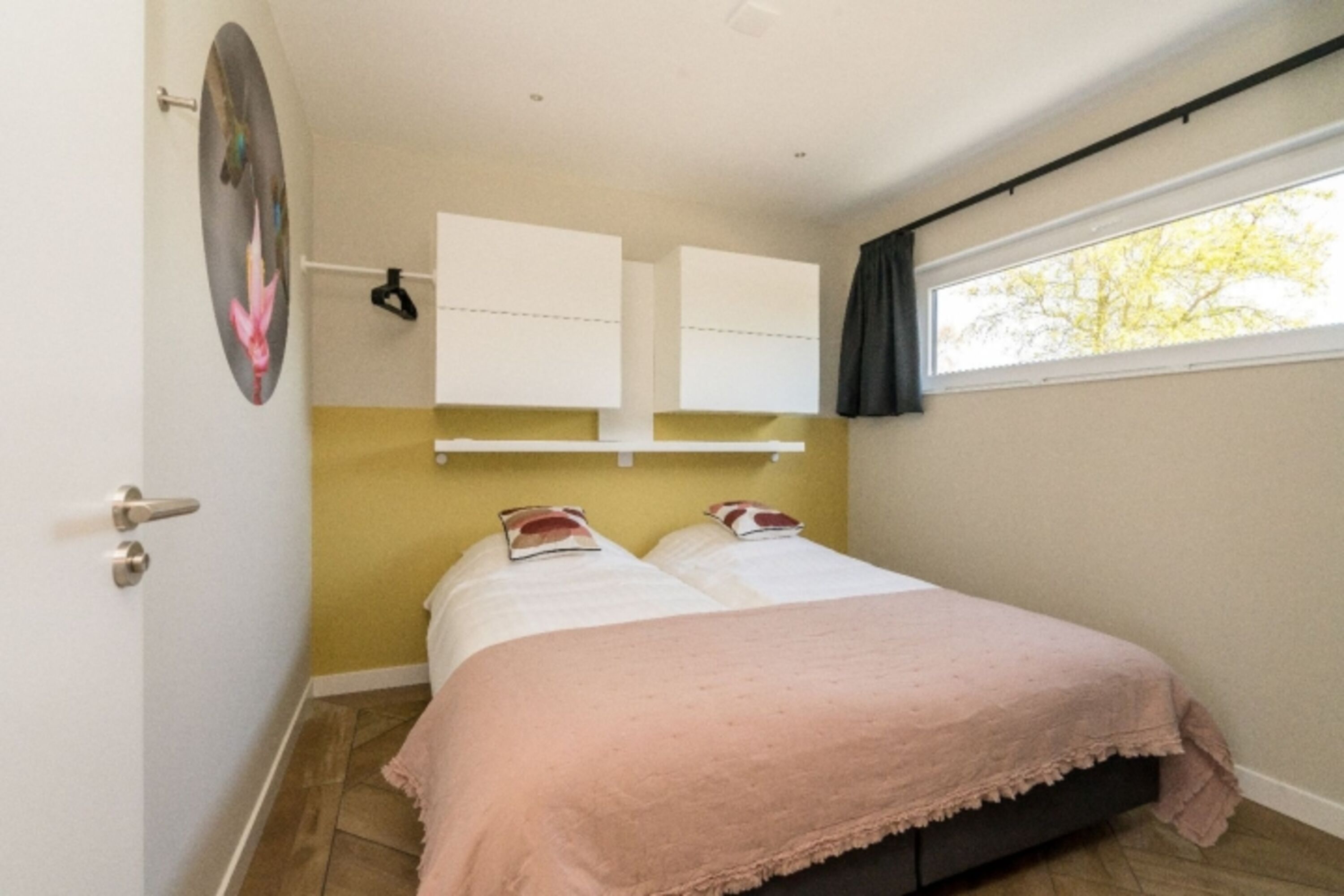 Schlafzimmer 2 mit 2 Boxspringbetten und Schrank