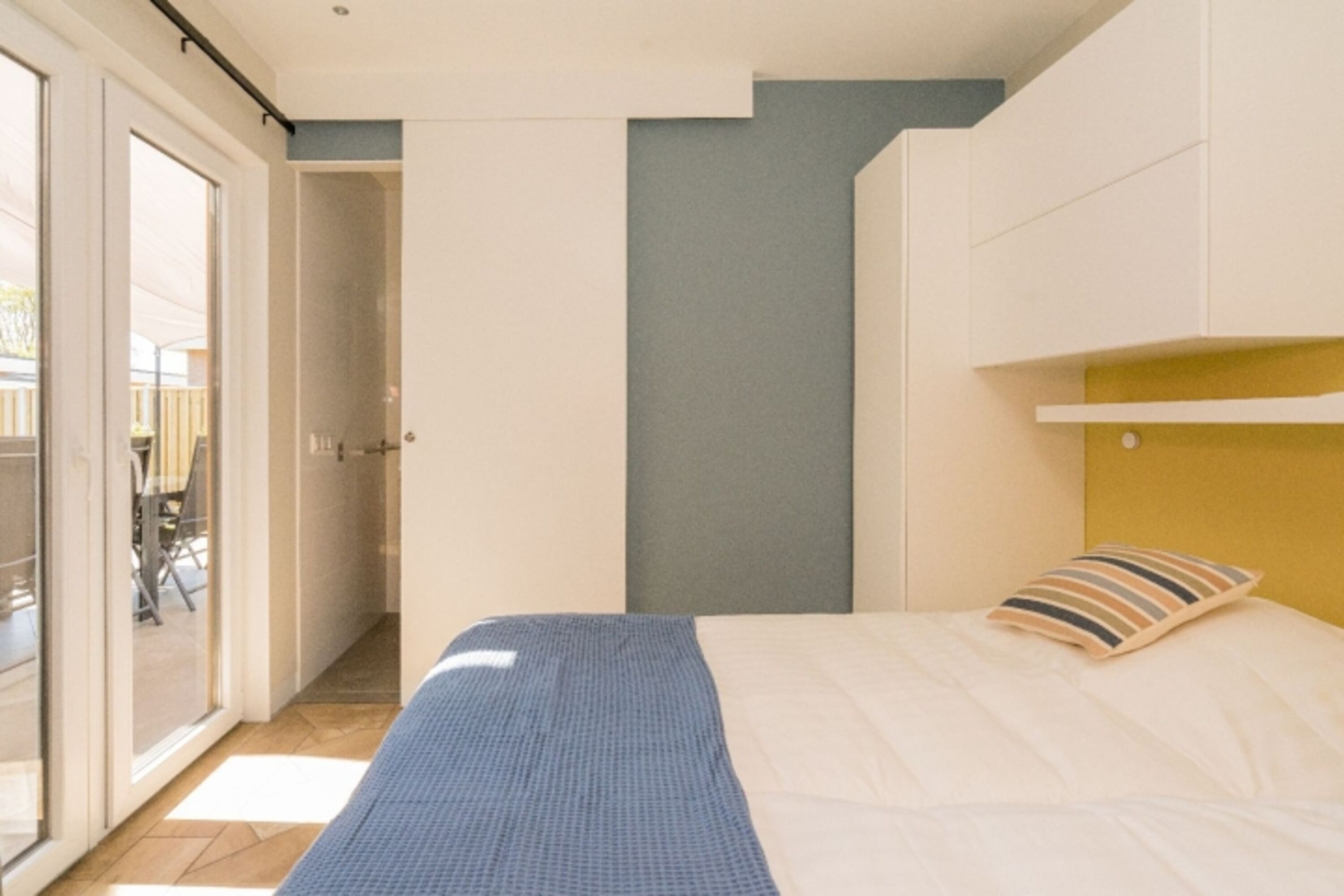 Schlafzimmer 1 mit 2 Boxspringbetten und Schrank