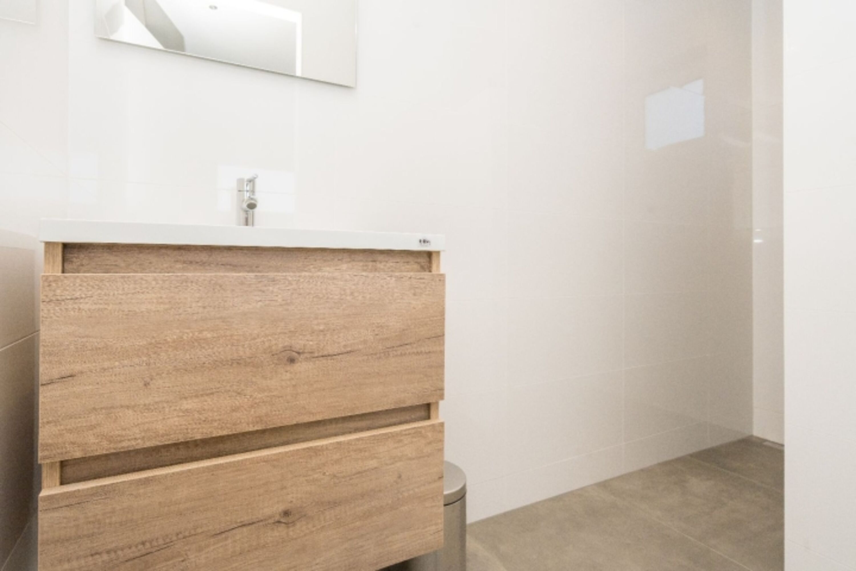 Badezimmer 2 mit Regendusche und Waschbecken
