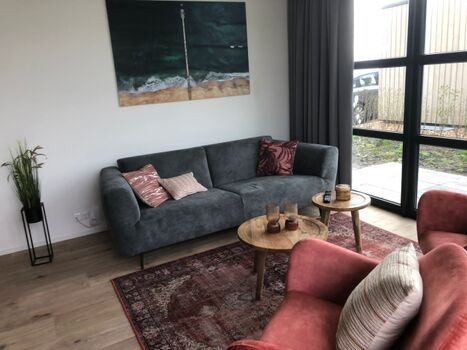 Couch und Loungesessel für gemütliche Abende