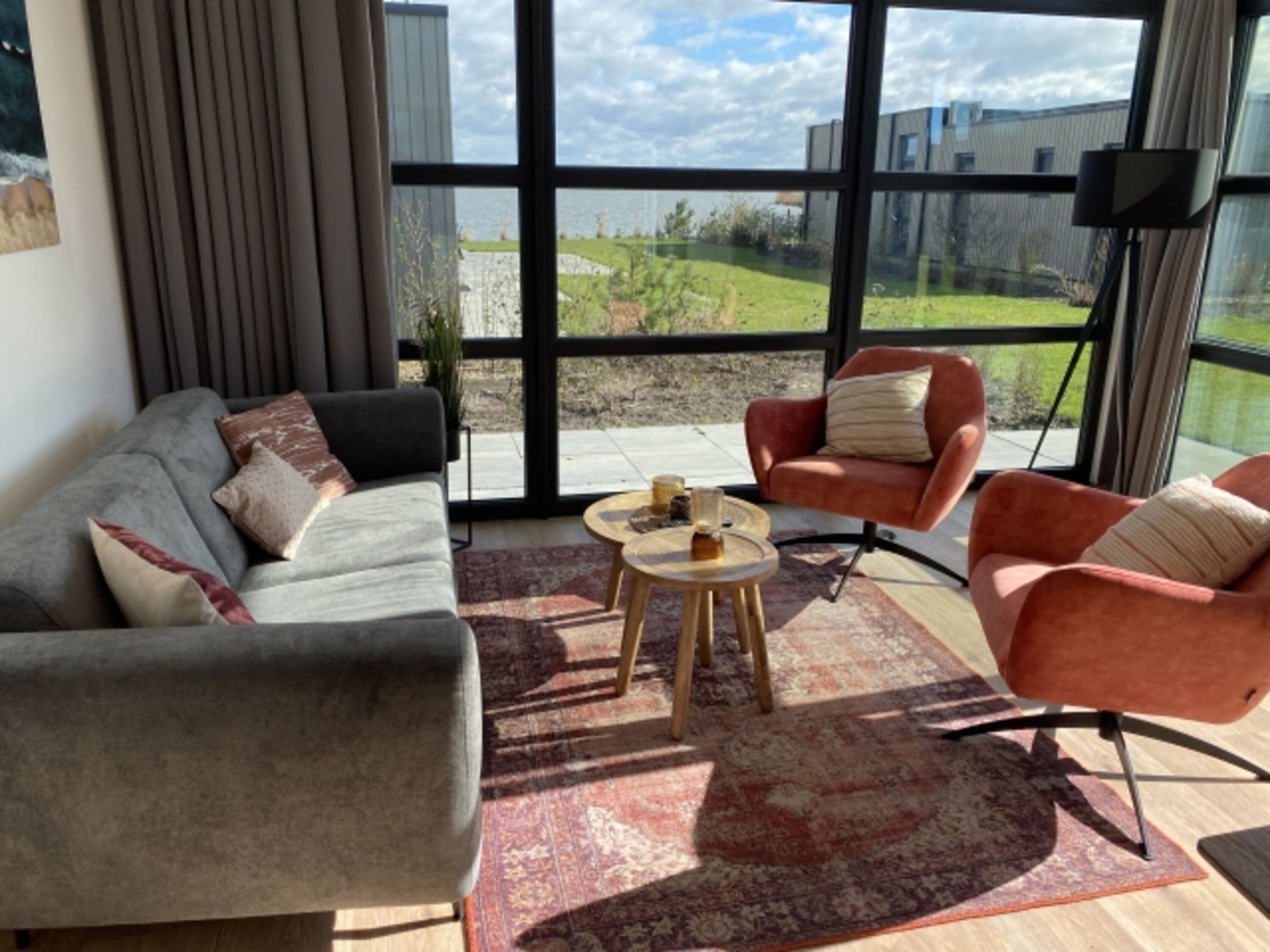 sonniges Wohnzimmer mit Blick auf's Ijsselmeer