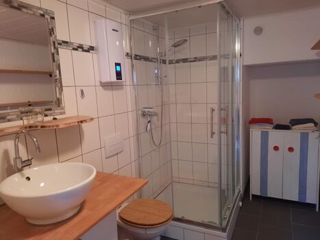 Badezimmer mit Dusche 