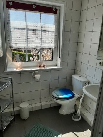 OG Bad mit Dusche und Whirlpoolwanne