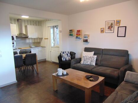 Wohnzimmer mit offener Küche