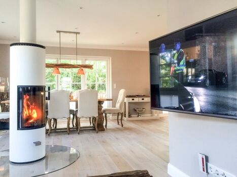 Blick auf den Esstisch vom Sofa aus