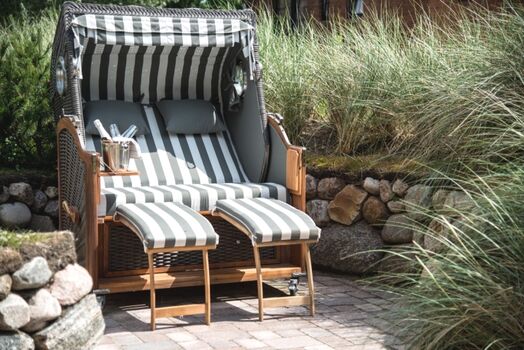 Sonnenkuhle mit Strandkorb