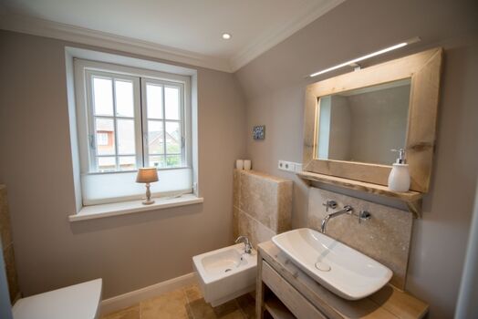 2. Badezimmer im Obergeschoss