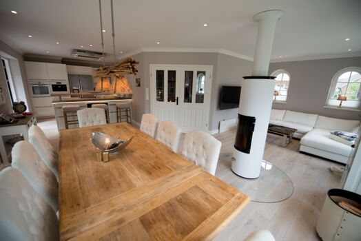 Esszimmer und Wohnzimmer im Erdgeschoss