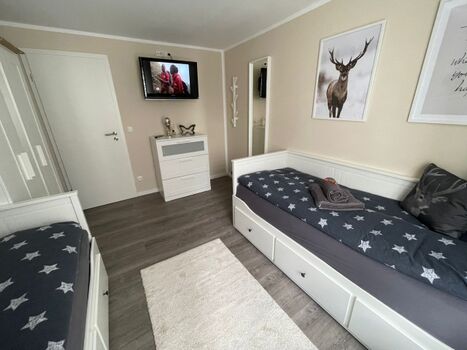 Zweites Schlafzimmer mit Einzelbetten