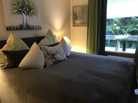 Schlafzimmer mit Doppelbett