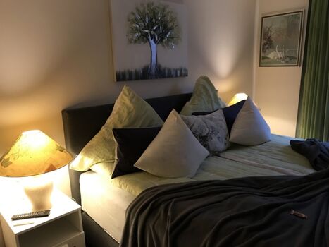 Schlafzimmer mit Doppelbett