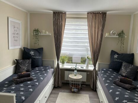 Zweites Schlafzimmer mit Einzelbetten