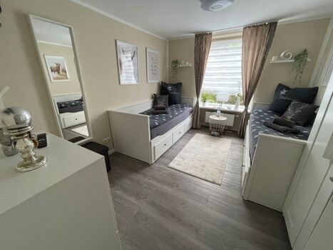 Zweites Schlafzimmer mit Einzelbetten